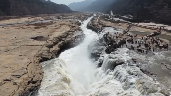 Водопад Хукоу привлек множество туристов